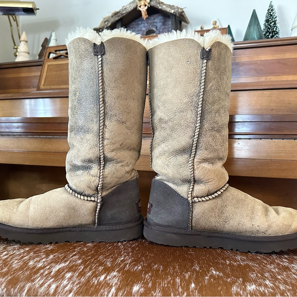 UGG Bailey Button Triplet Bomber Boots Size 8